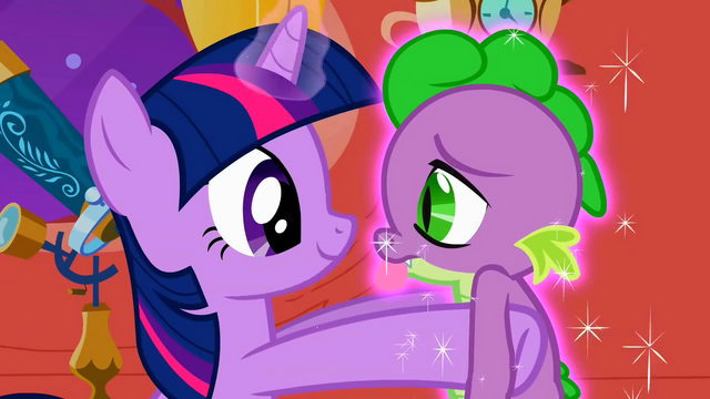 파일:Restored Twilight holding Spike S2E02.png