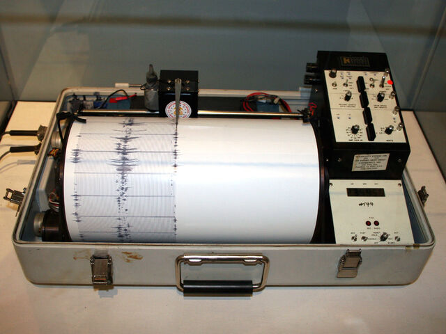 File:Kinemetrics seismograph.jpg