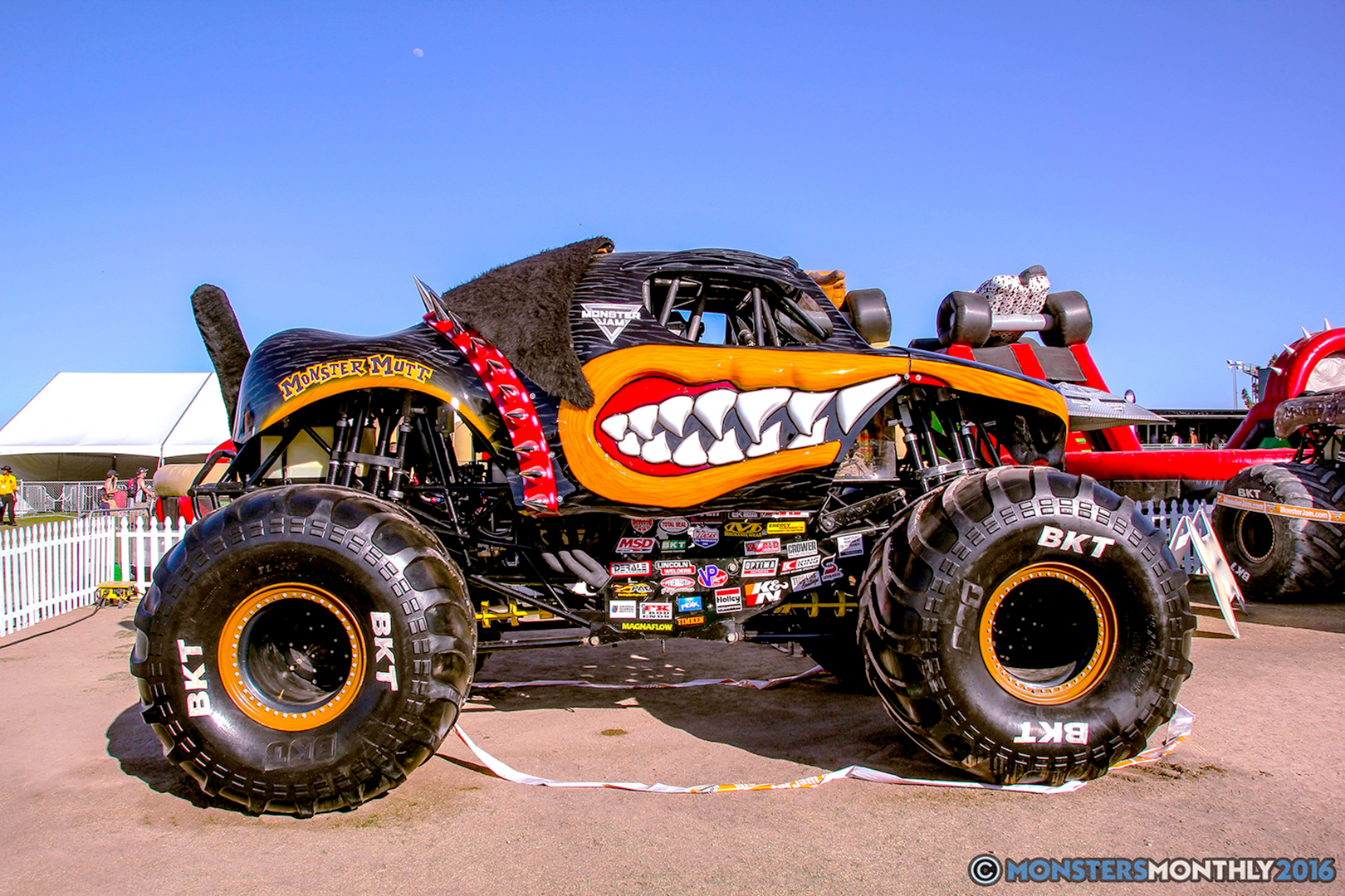 Монстр траки русский. Монстр-трак. Монстр трак Monster Mutt. 105 Машина монстр трак. Монстр трак спереди.