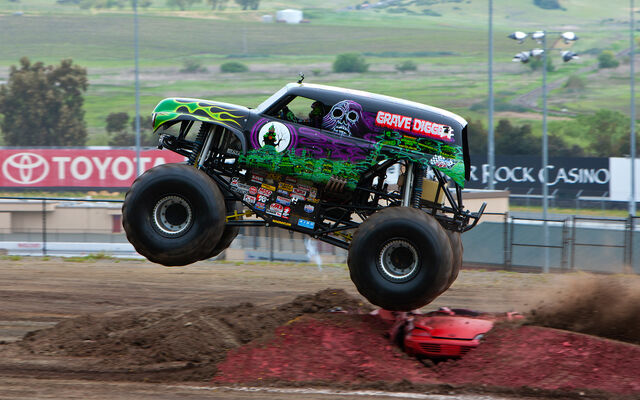 File:Grave-digger-drivers-side-short-jump.jpg