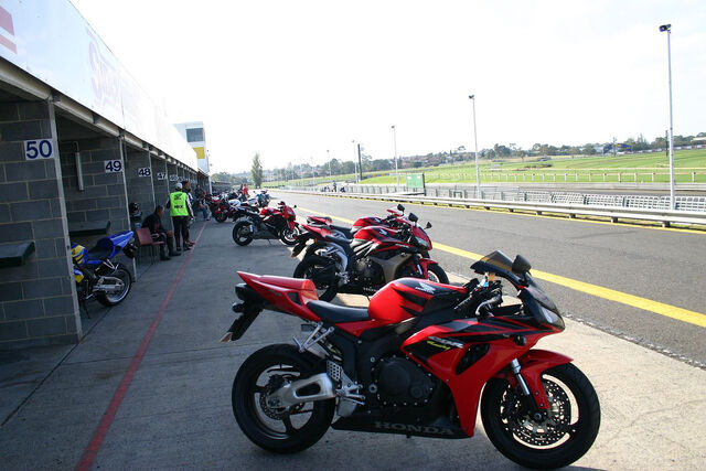 Datei:Honda Fireblade auf Rennstrecke-6507.jpg