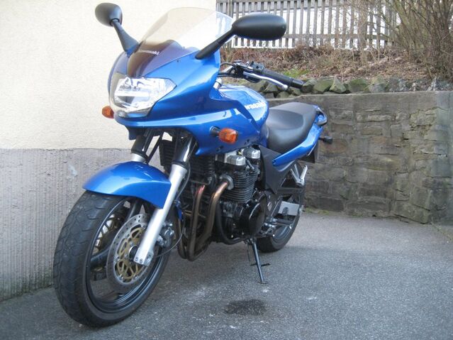 Datei:Kawasaki zr-7s blau front.jpg
