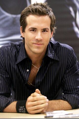 Datei:26831-celebrity-city-ryan-reynolds-33-123-573lo.jpg