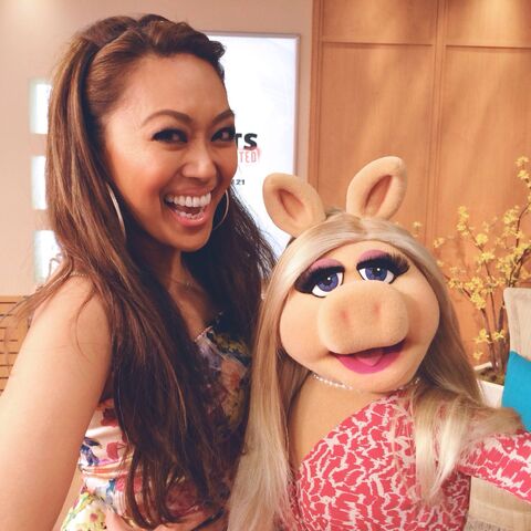 File:QVC-MallyRoncal&MissPiggy-(2014-03-16).jpg
