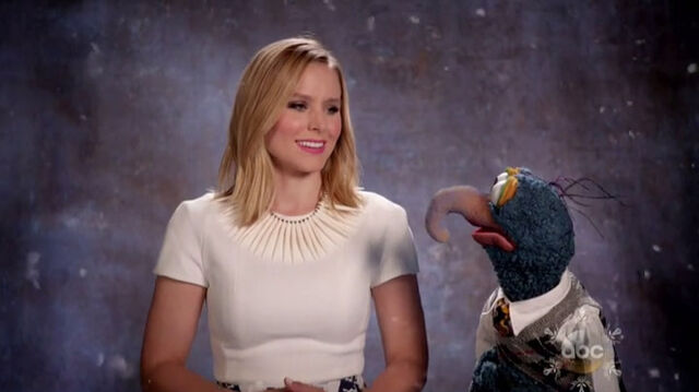 File:Kristen Bell and Gonzo.jpg