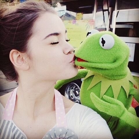 File:Kiss Maia Mitchell Kermit.jpg