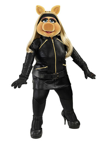 File:MissPiggy-BlackOutfit-(2011).jpg