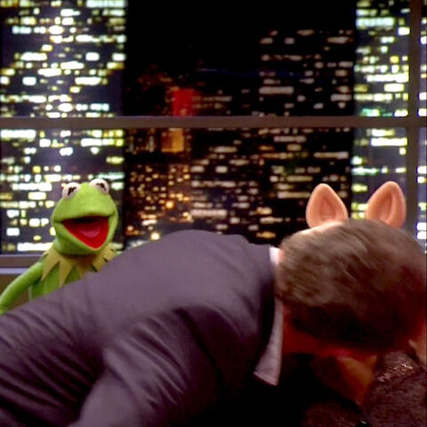 File:TheJonathanRossShow-Kiss-Piggy&HughBonneville-(2012-01-25).jpg