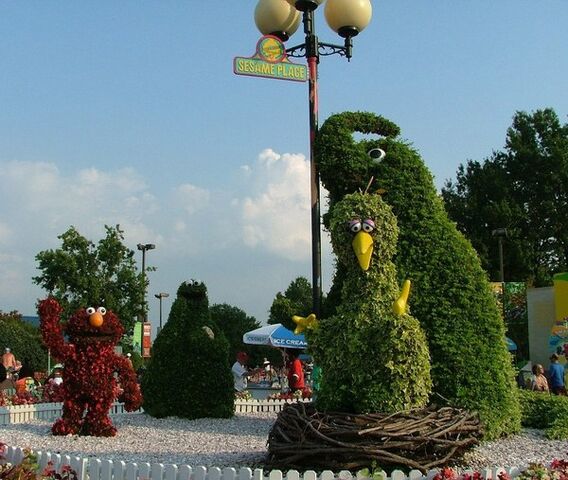 File:SesamePlaceTopiaries (1).jpg