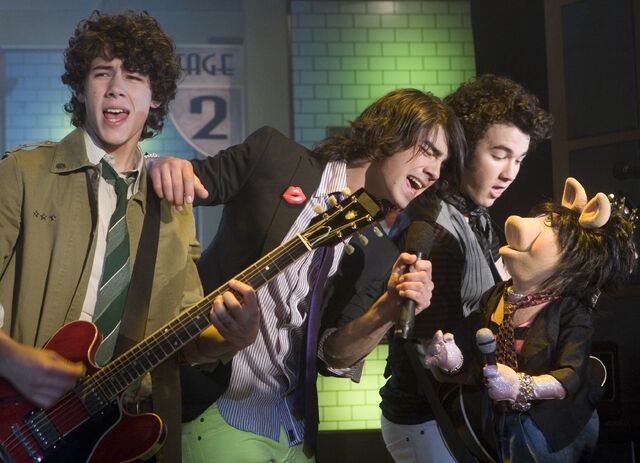 File:Jonasbrospiggy.jpg