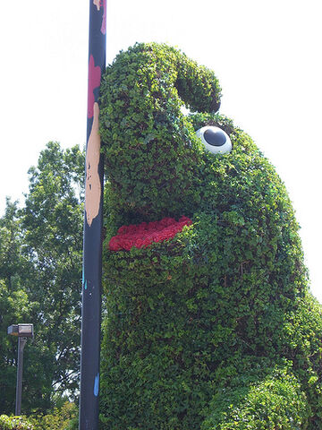 File:SesamePlaceTopiaries (15).jpg