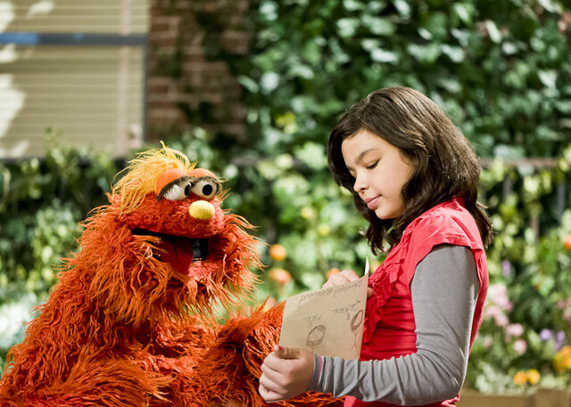 File:Girl+shows+Murray+her+drawing+of+her+mom-+Vaknin..jpg