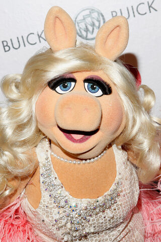 File:OUT100-RedCarpet-MissPiggy-(2011-11-18)-01.jpg