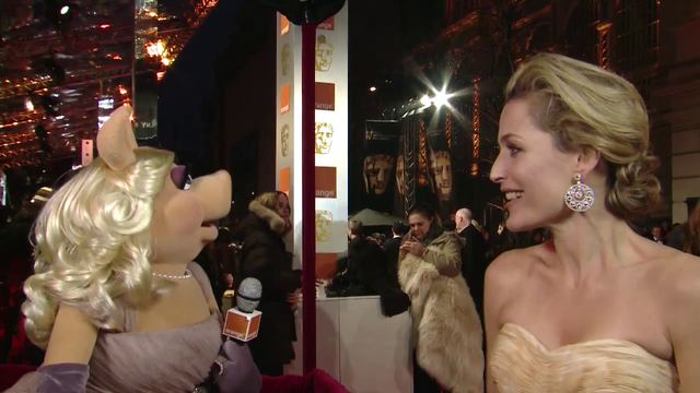 File:BAFTA-Awards-2012-MissPiggy&GillianAnderson.png