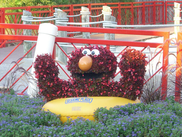 File:SesamePlaceTopiaries (11).jpg