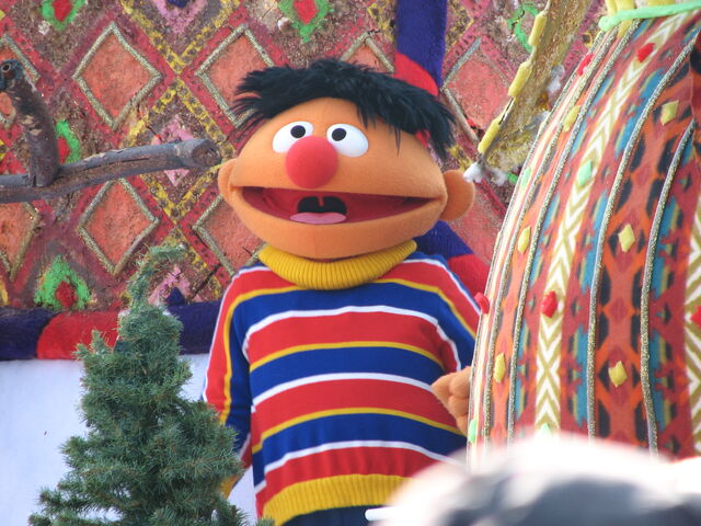 File:Ernie6abcikeathanksgivingdayparade03.jpg