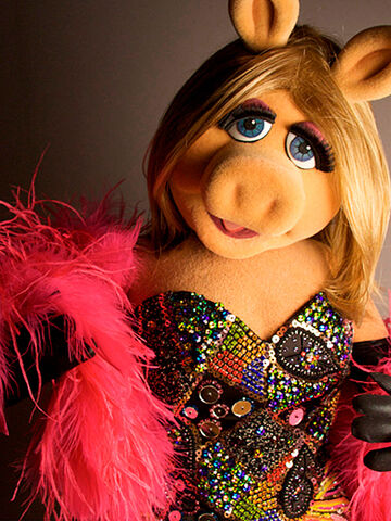File:MissPiggy-JulienMacDonaldDress-(2005).jpg