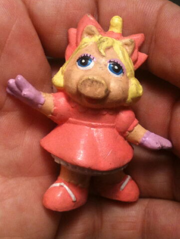 File:Baby piggy applause fig.jpg