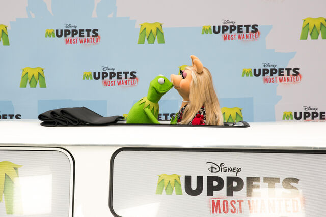 File:MMW-GermanPhotocall-Kiss01-(2014-03-28).jpg