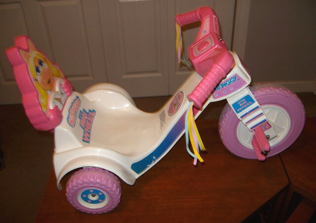 File:Empire little big wheel 1982 miss piggy 2.jpg