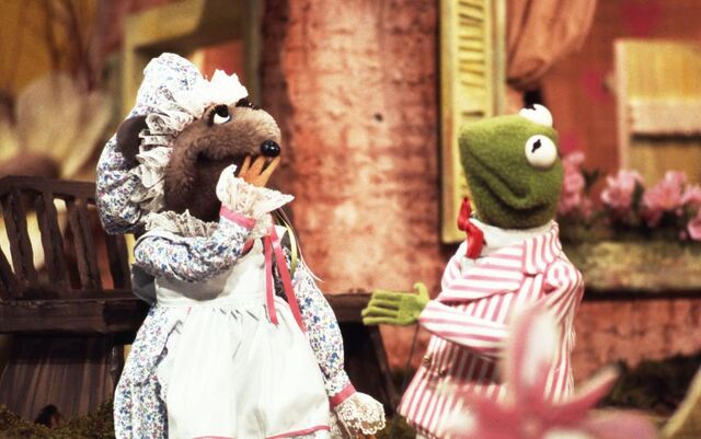 File:Miss mousey and kermit.jpg