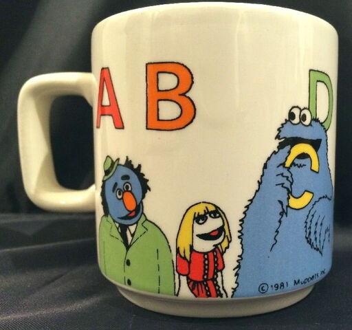 File:Crown lynn 1981 alphabet mug 1.jpg