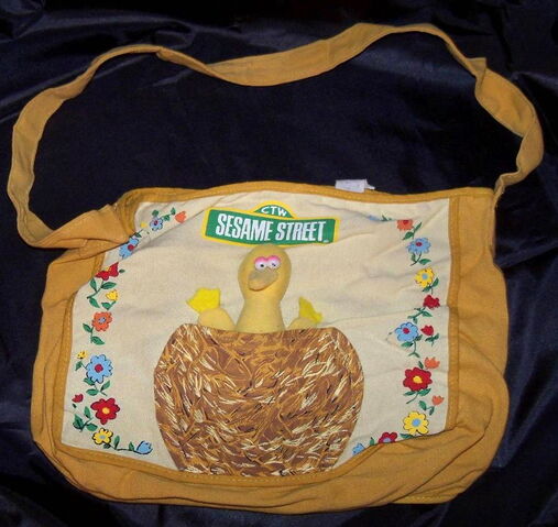 File:Knickerbocker 1977 big bird tote bag w plush toy 1.jpg