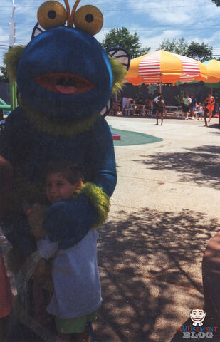 File:Papa Twiddlebug walk-around.jpg