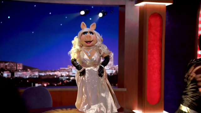 File:TheMuppets-S01E05-PiggyOnDesk.png
