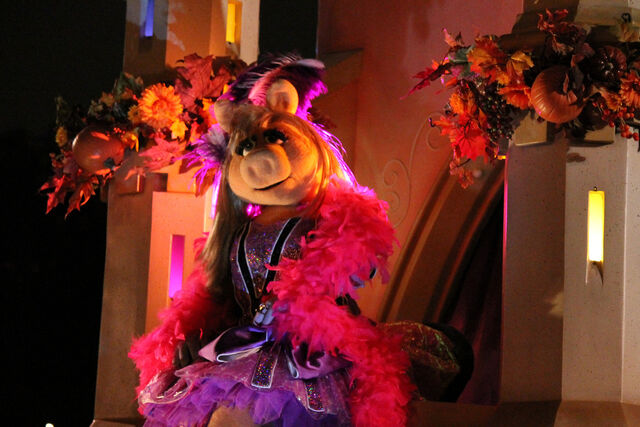 File:Piggy cavalcade 2.jpg