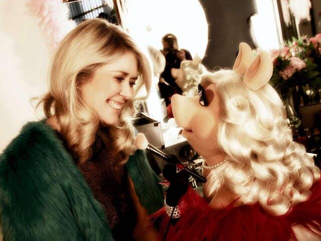File:BILD-CarolinDendler&MissPiggy-VerleihungDerGoldenenKamera-(2012-02-04).jpg