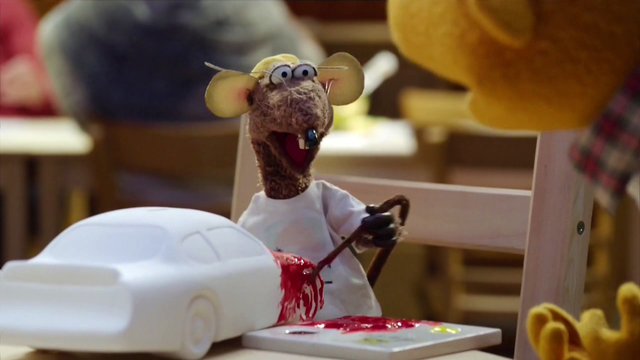 File:TheMuppets-S01E06-RizzoPaintingWithTail.png