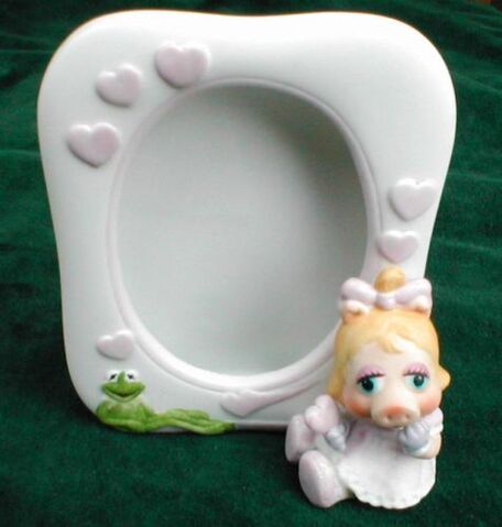 File:Enesco1983BabyPiggyFrame.jpg