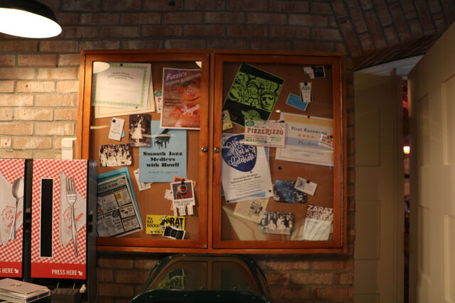 File:PizzeRizzo bulletin board 00.jpg