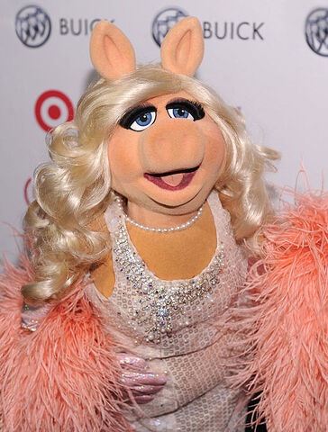 File:OUT100-RedCarpet-MissPiggy-(2011-11-18)-02.jpg