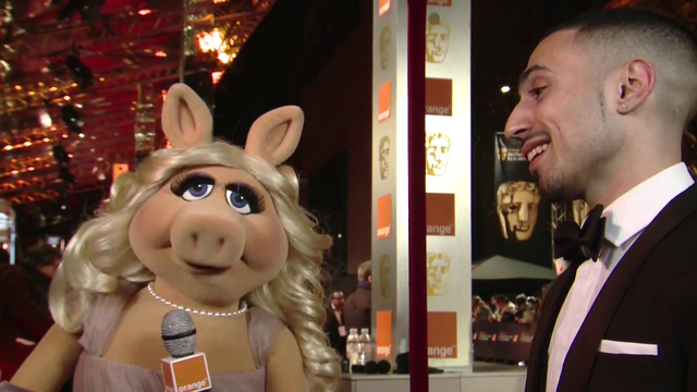 File:BAFTA-Awards-2012-MissPiggy&AdamDeacon.png