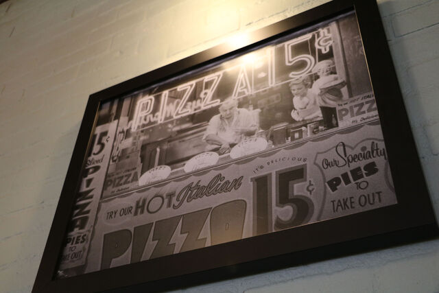 File:PizzeRizzo wall 09.jpg