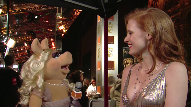 File:BAFTA-Awards-2012-MissPiggy&JessicaChastain.png