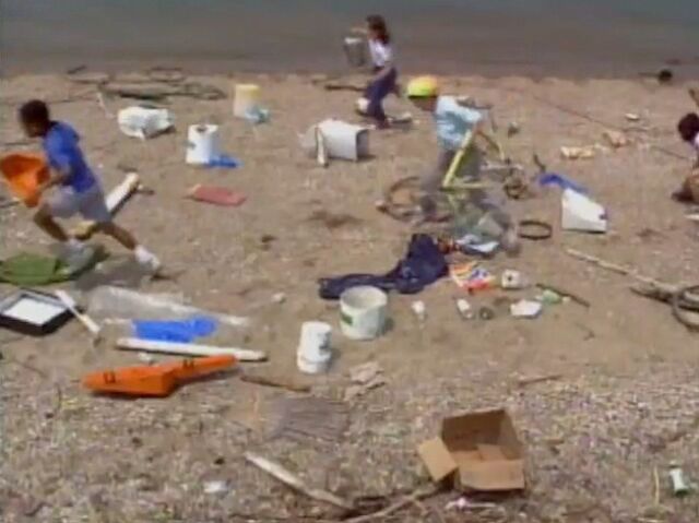 File:KidsBeachLitter.jpg