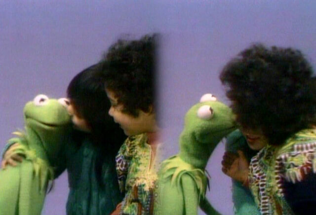 File:Kiss Kermit Shola Fannie.jpg