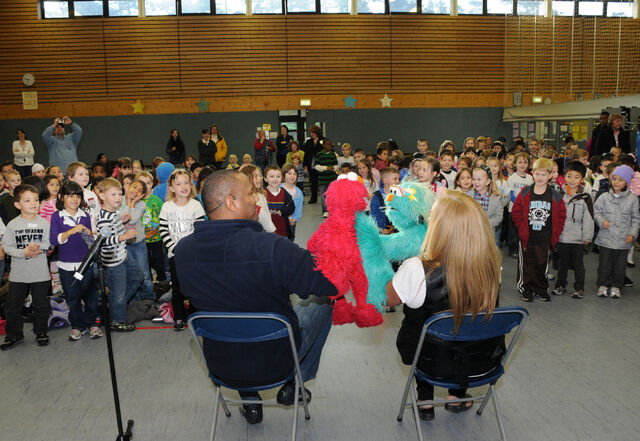 File:USO-Elmo&RositaEducationTour-Germany2010-Sesame Day2 2.jpg