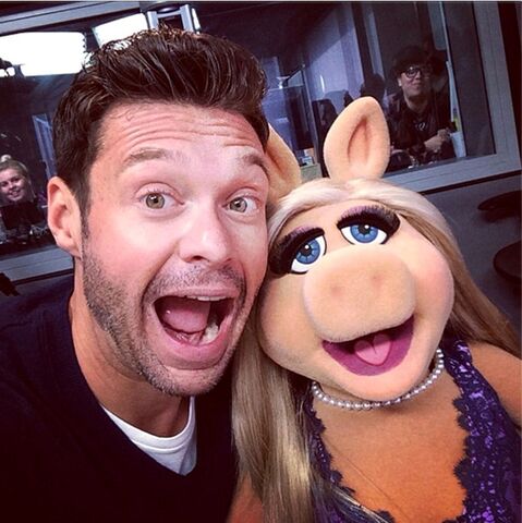 File:Ryan+Seacrest+Miss+Piggy+Celebrity+social+ 7CSSO0FeTQx.jpg