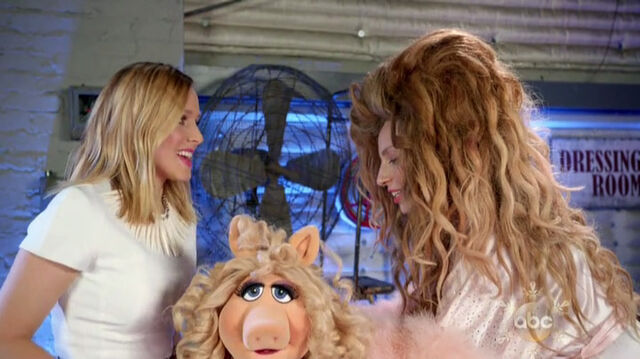 File:Kristen Bell Piggy Gaga.jpg