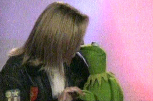 File:Kiss Jackie Brambles Kermit.jpg