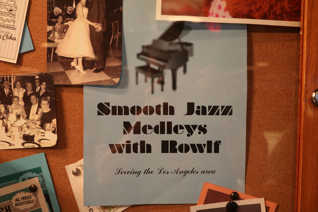 File:PizzeRizzo bulletin board 04.jpg