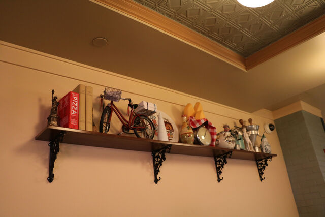 File:PizzeRizzo shelf.jpg