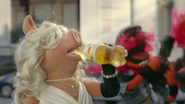 File:PiggyDrinking-Lipton-BeMoreTea-(2014).png