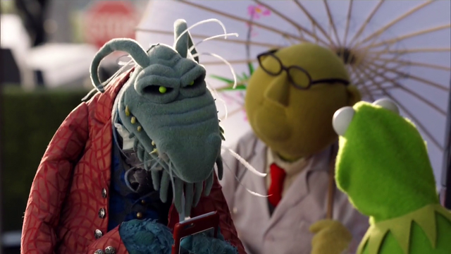 File:TheMuppets-S01E05-UncleDeadly-UmbrellaBunsen-Kermit.png