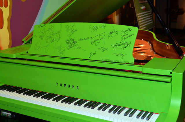 File:MuppetsMostWanted-WorldPremiere-Signatures-(2014-03-12).jpg