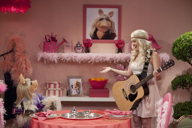 File:SoRandom-MissPiggy-(2011-10-02)-03.jpg